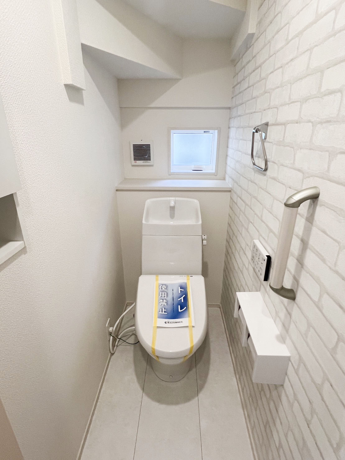 【トイレ】1階、2階にトイレがあります。水ハネしにくく手洗いしやすい形状のトイレタンクです。