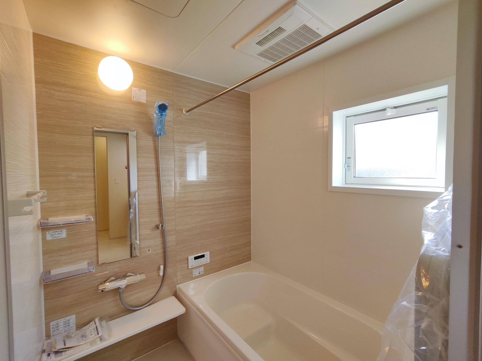 【1号棟】　アクセントクロス採用した浴室はオシャレで、一日の疲れが癒される空間に。高断熱浴槽を採用し、4時間たっても湯温低下は2.5℃以下なので光熱費の節約にもなります。