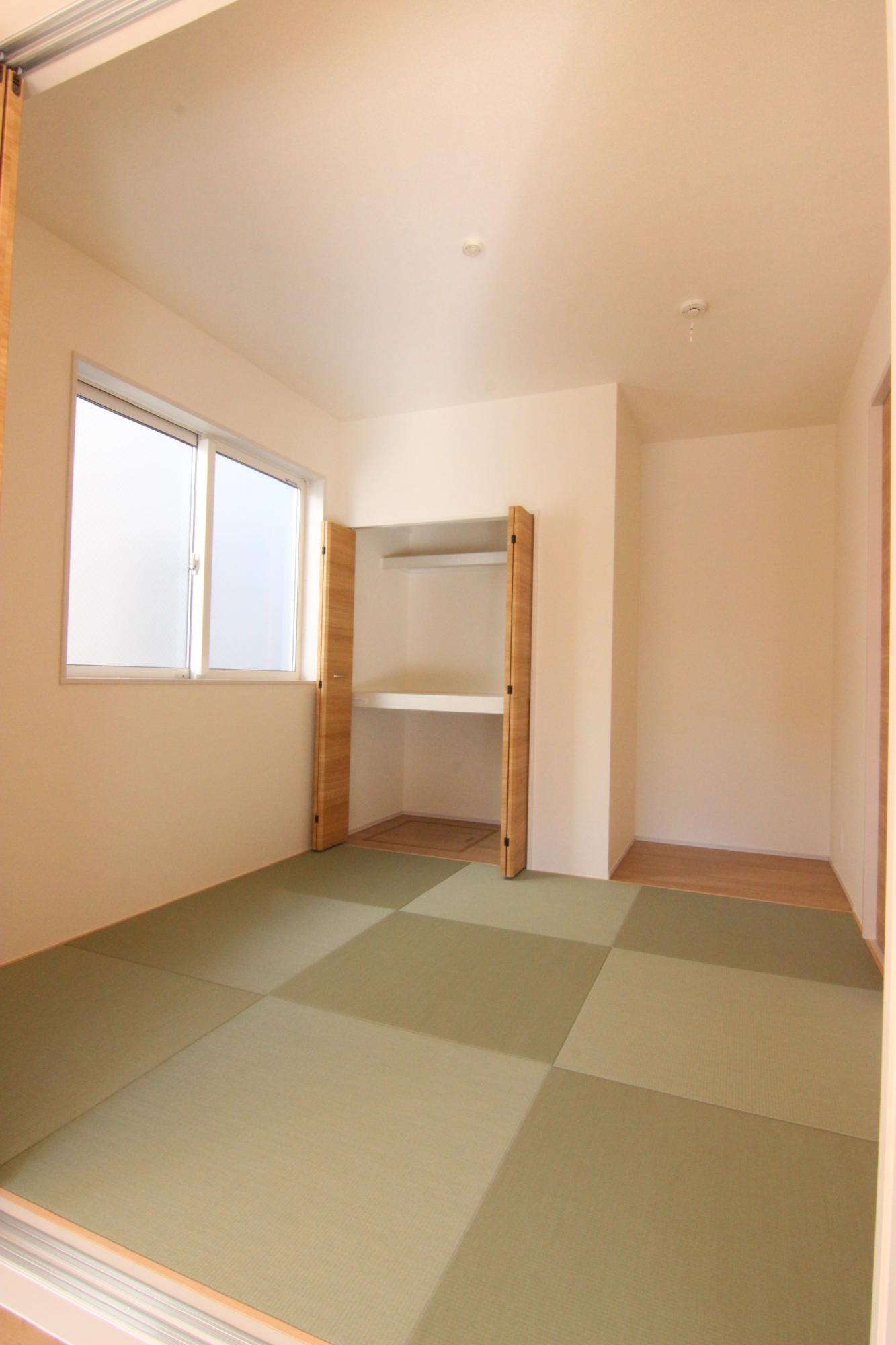 【2号棟和室】琉球畳にしたことで和室はスタイリッシュな印象です。リビングと隣接している為、お子様のお昼寝スペースなどでご活用いただけます。　