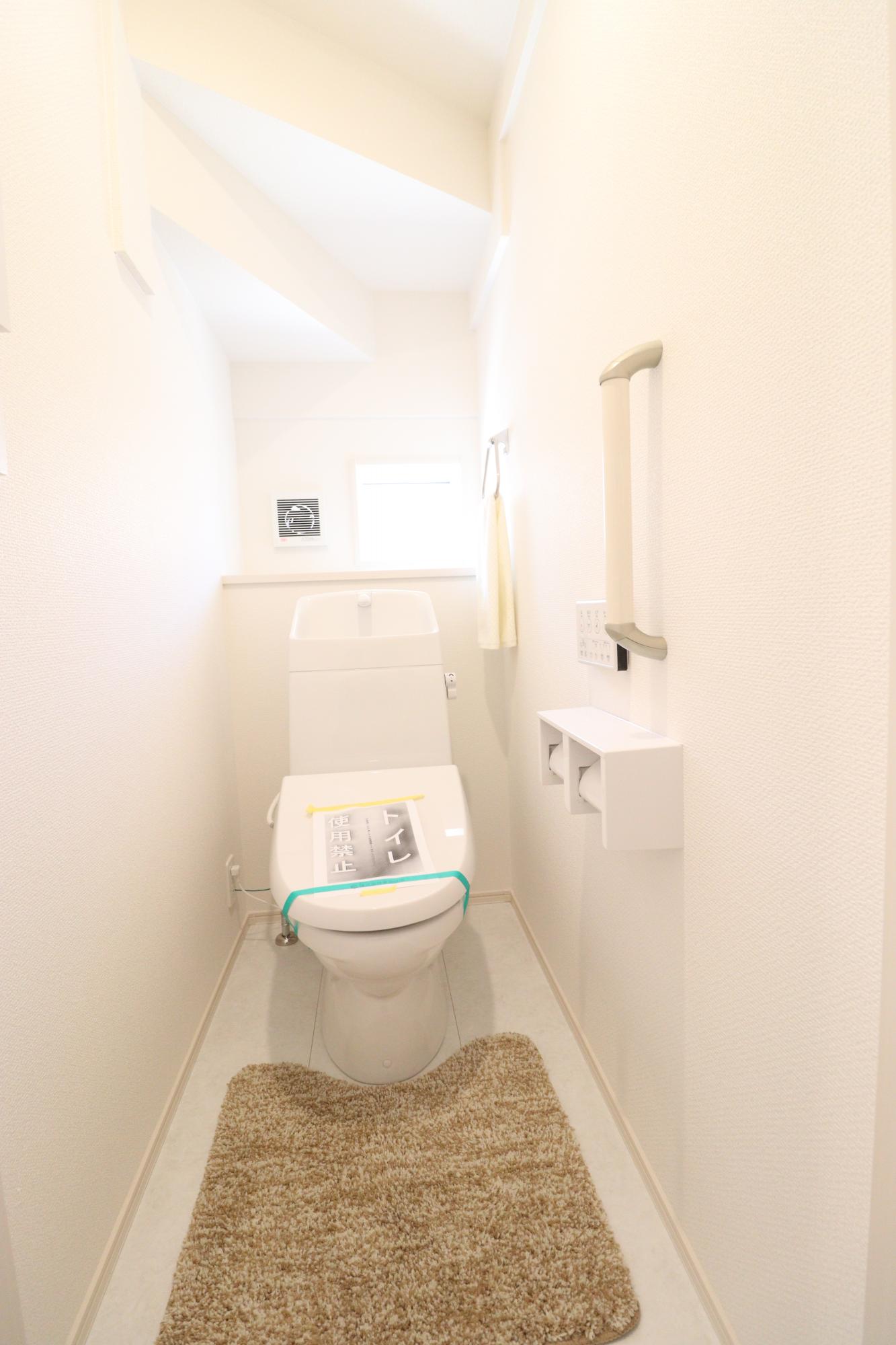 トイレ1階　各階に壁収納と手すりのついたトイレがあります。