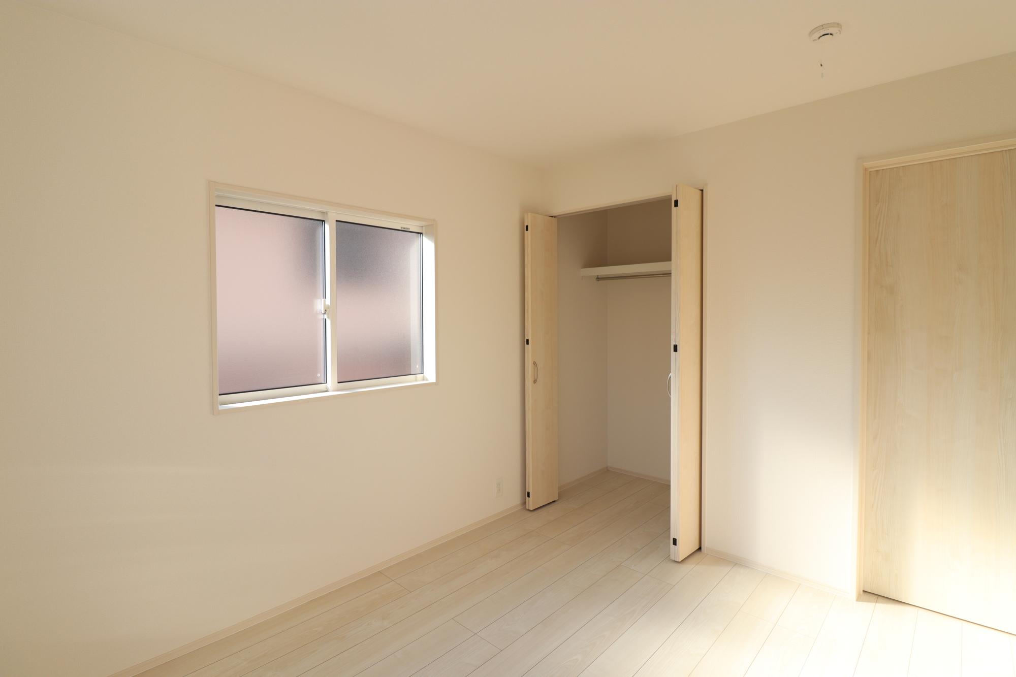 西側の洋室(5.25帖)　住み始めたらすぐに使える『NURO光』が設置されています。お値段もお得!