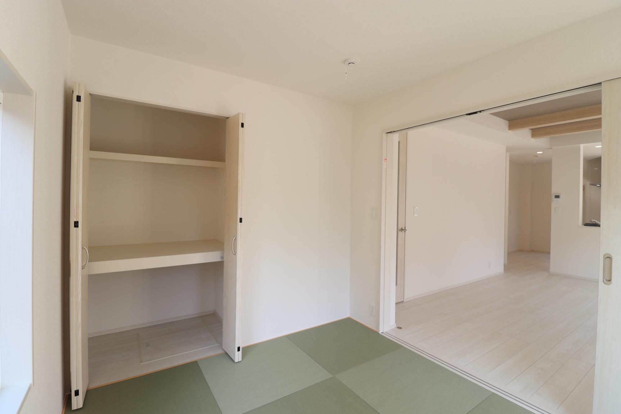 和室(5.25帖)　縁の無い洋風畳を使用し、収納もクローゼットになっているので、洋室風にもアレンジしやすいです。