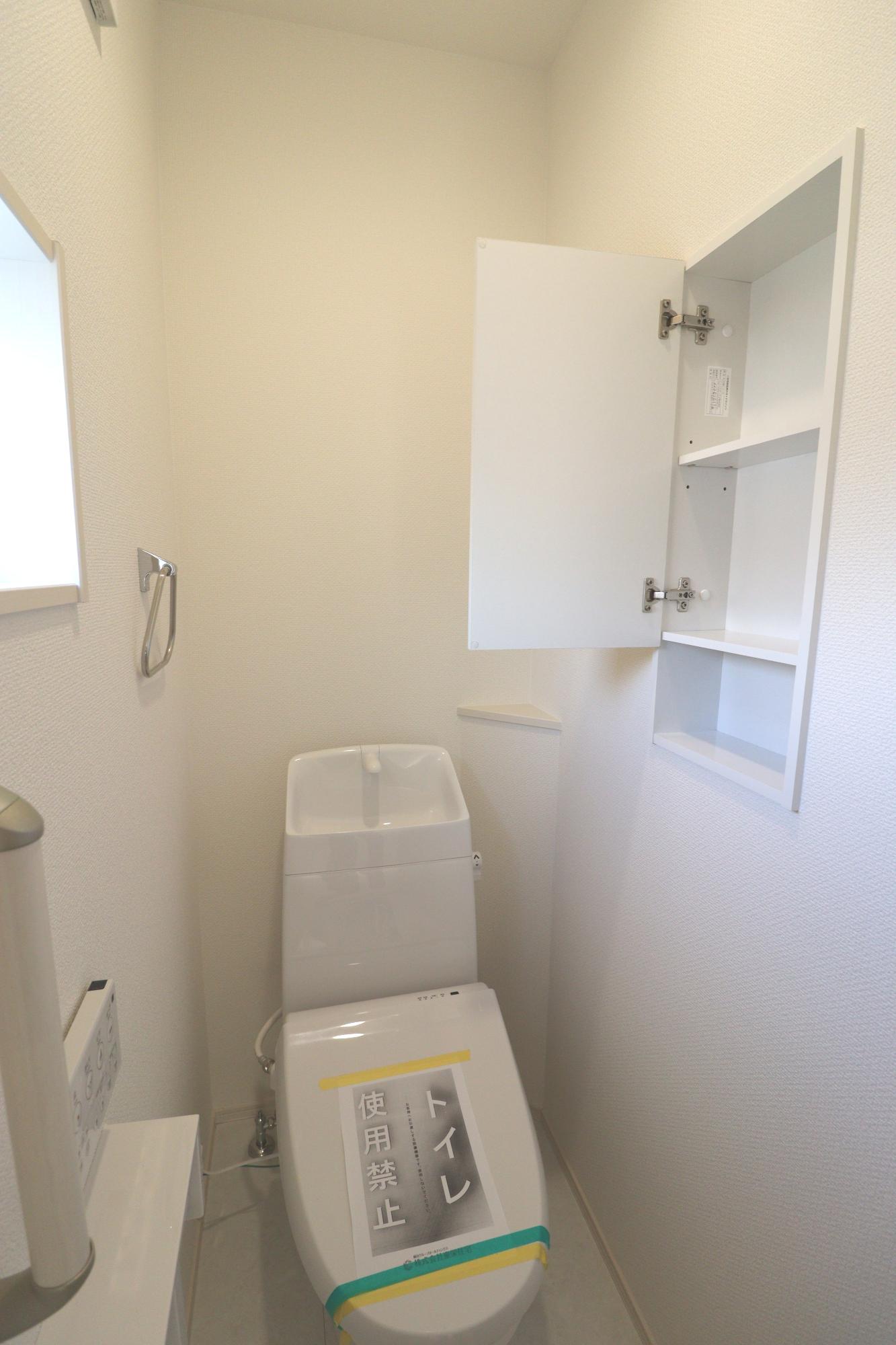 トイレ収納　壁を有効活用した、トイレットペーパーウや清掃用品の入る収納が各階にございます。
