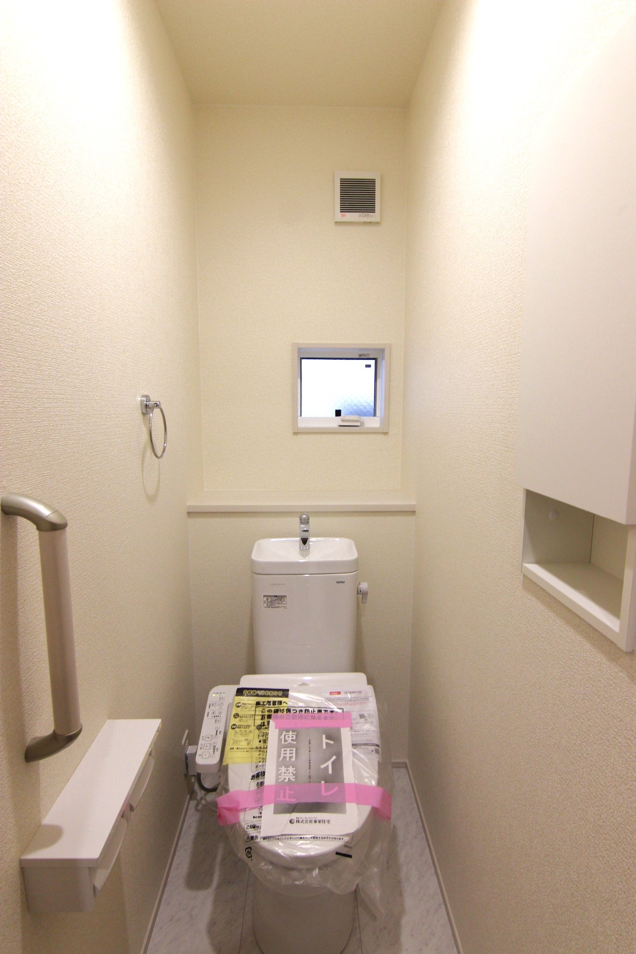 【3号棟:1階トイレ】　多機能ウォシュレット・手摺り・壁面収納付き・背面には小物が置けるカウンターも付いています。
