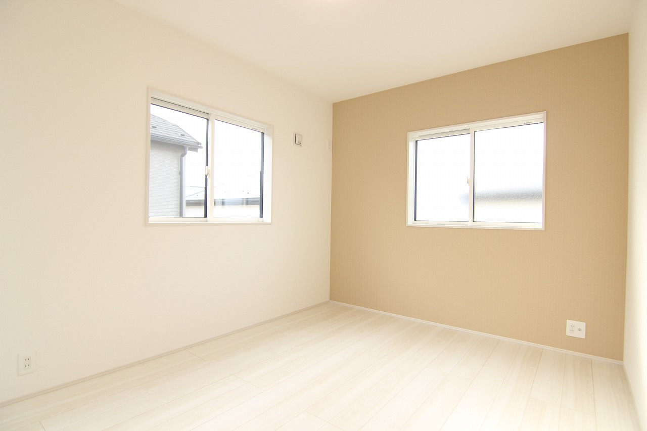 【1号棟/洋室(4.5帖)】　北側に位置する洋室は、開放感を演出する勾配天井を採用しています。窓は腰高窓のため壁面が多く、ベッドや机などの家具が配置しやすいです。