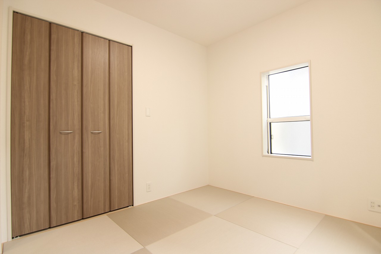 【1号棟/和室(4.5帖)】　LDKに隣接する和室は、モダンな縁なし畳を採用しています。客間としての利用やお子様のプレイスペース、家事スペースなど多用途にご活用いただけます。