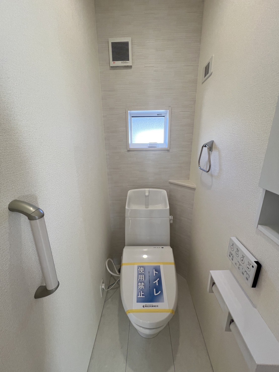 【2階トイレ】壁への水ハネに配慮された形状の手洗いタンクです♪