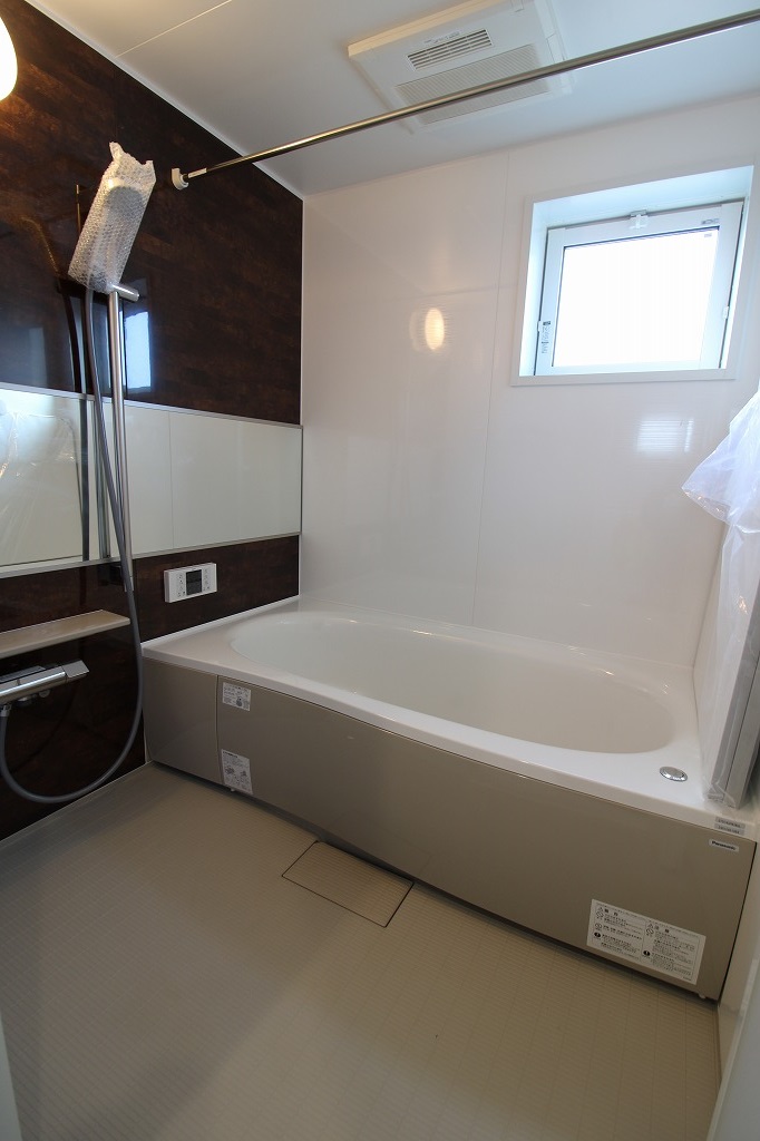 1号棟乾燥機付き浴室(2024年3月撮影)　乾燥機つき一坪サイズのお風呂です