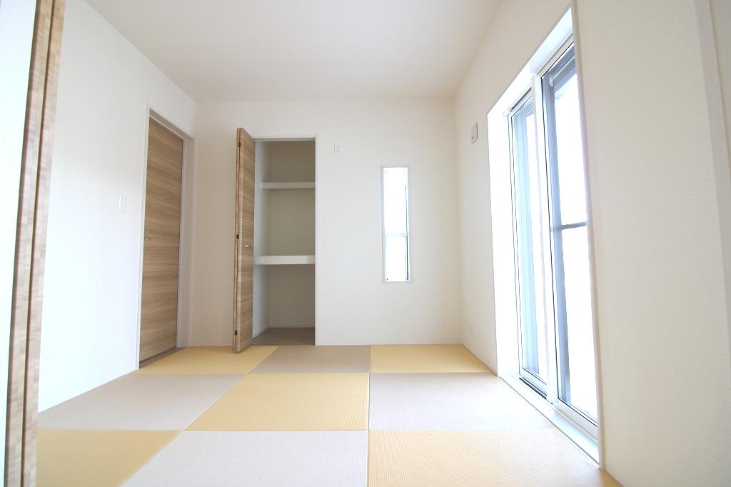 1号棟4.5帖和室(2024年3月撮影)　廊下からもリビングからも通り抜けができるフチなしタタミ仕様の和室です