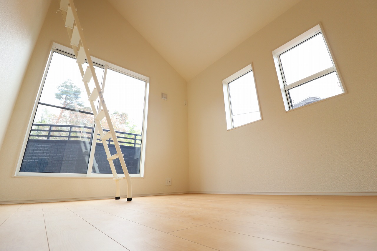 1号棟5.25帖洋室　2Fの一部洋室には、広々とした空間を感じることができる勾配天井を採用