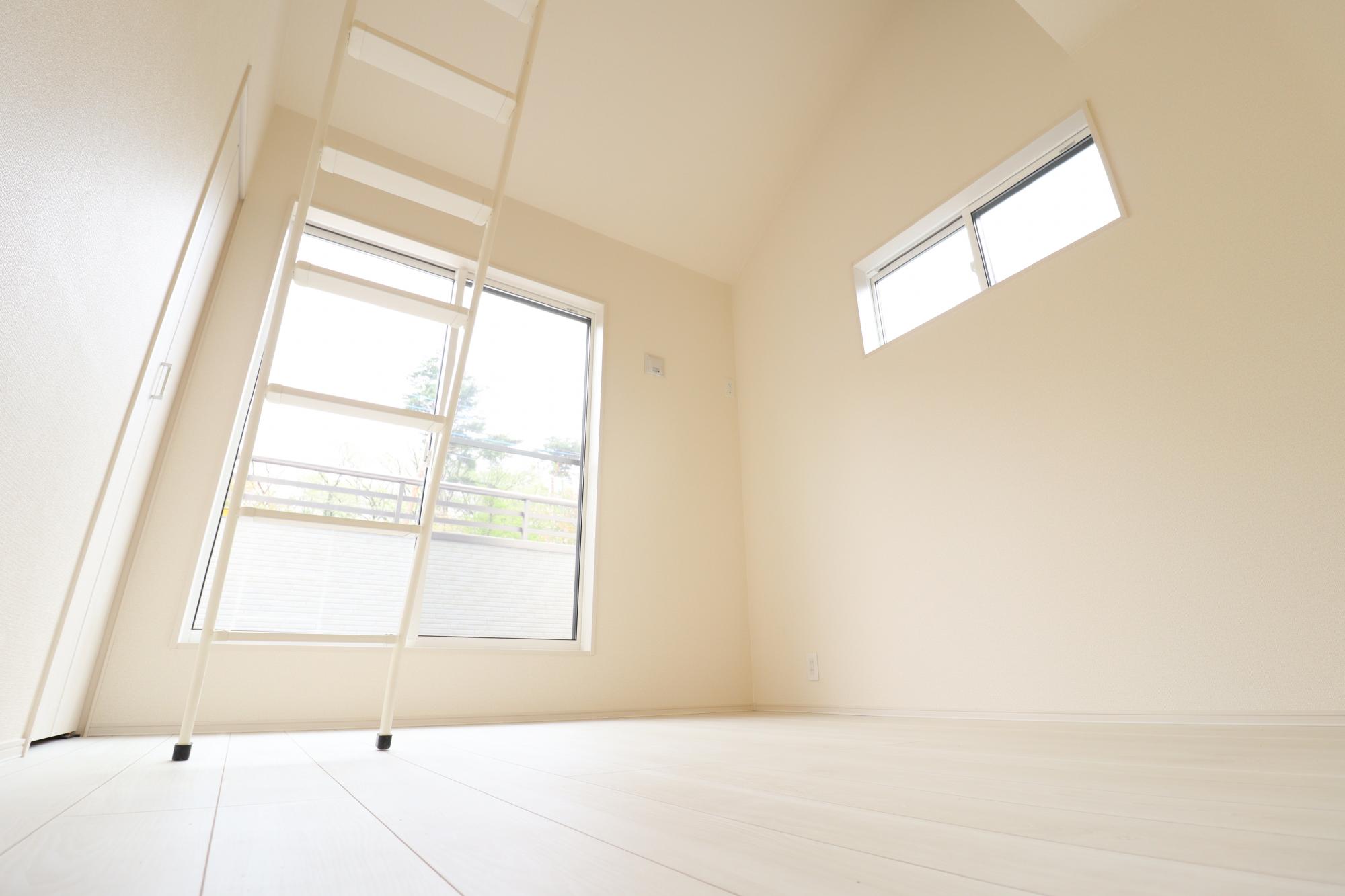 2号棟5.25帖洋室　一部洋室には広々とした空間を感じることができる「勾配天井」