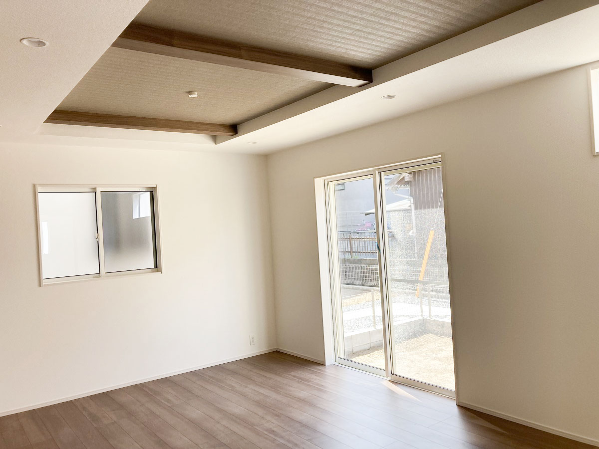 折り上げ天井を採用したリビングは1号棟の床の色とマッチしてシックな雰囲気となっています。