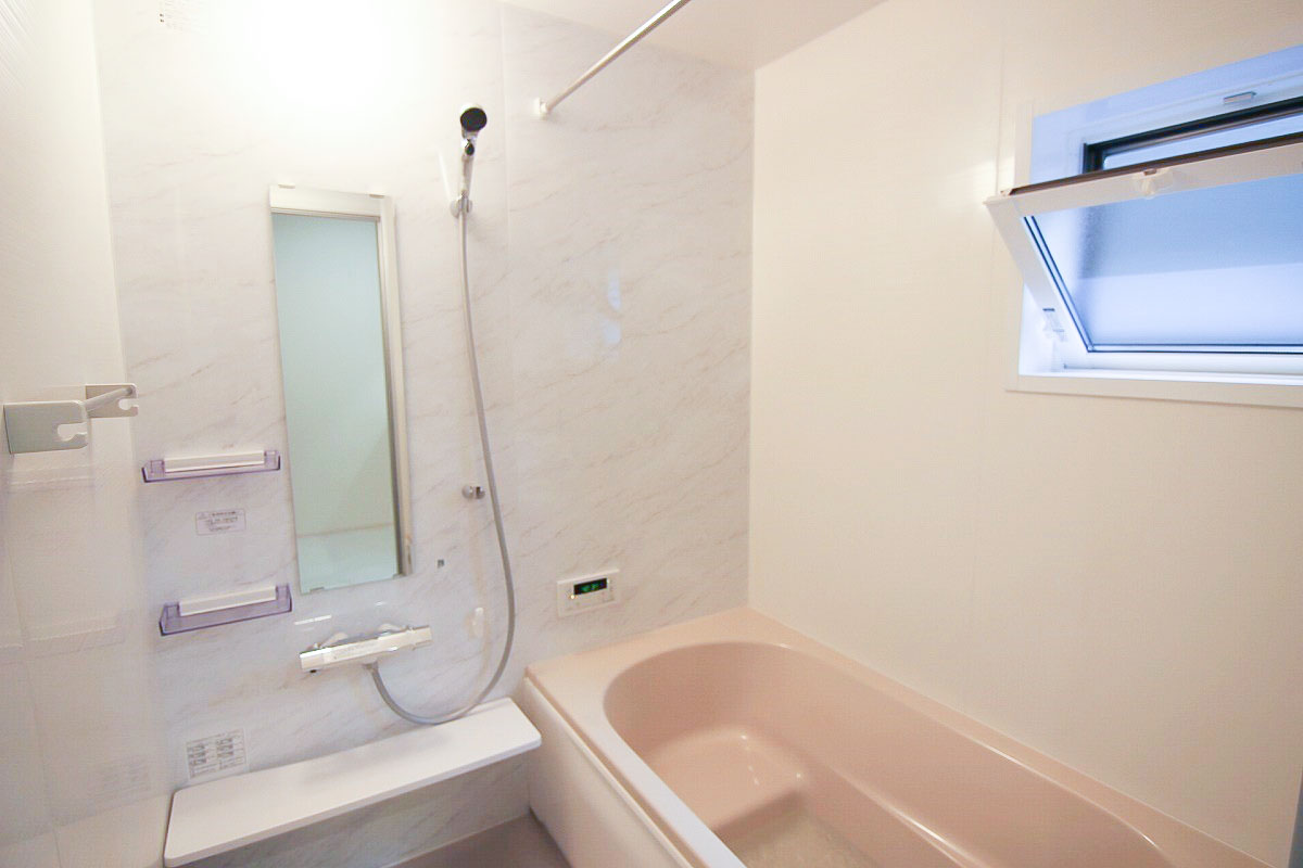 2号棟の浴室は白を基調としたデザインです。是非全棟見比べてみてください!