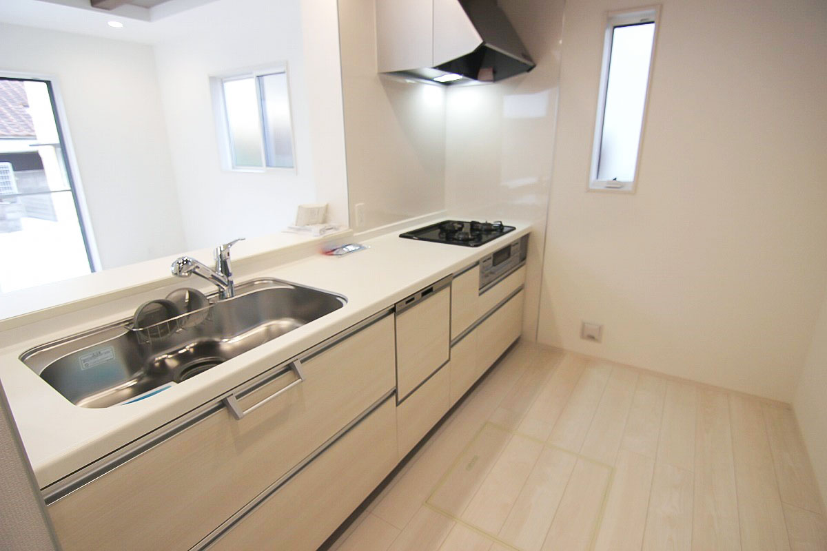 白を基調としたキッチン。食洗機・蛇口一体型浄水器標準装備で家事もしやすい設計です。