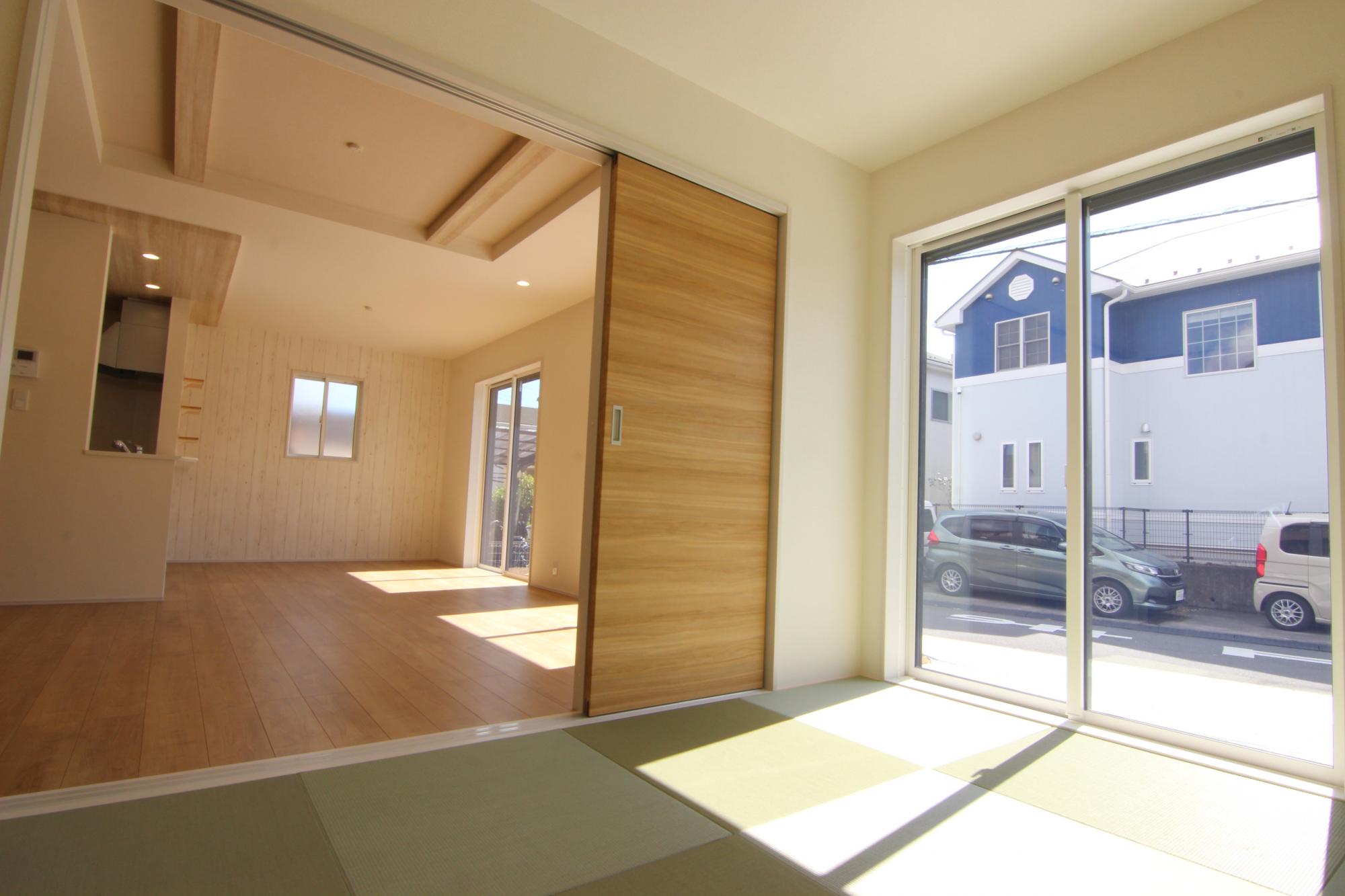 【和室】和室は約5帖ございます。琉球畳仕様でナチュラルな印象になる予定です。　
