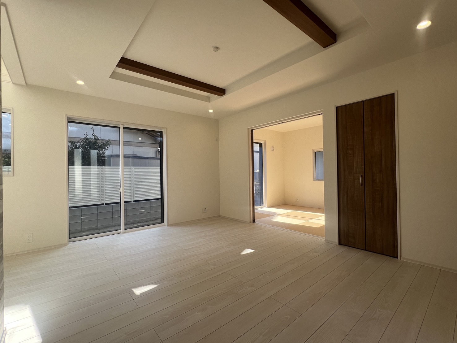 【LDK17.4帖+和室4.5帖】開放すると約22帖の大空間が広がります!