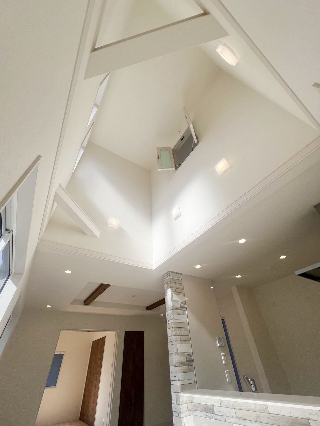 【吹抜け】2階窓からの採光で明るいダイニング、2階洋室の小窓からも見下ろすことができます♪