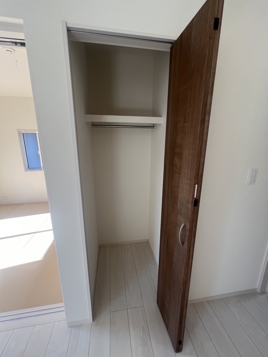 【1階リビングCL】上着をさっとかけられるハンガーパイプ設置、上段にはバッグなどの小物も置くことができます!