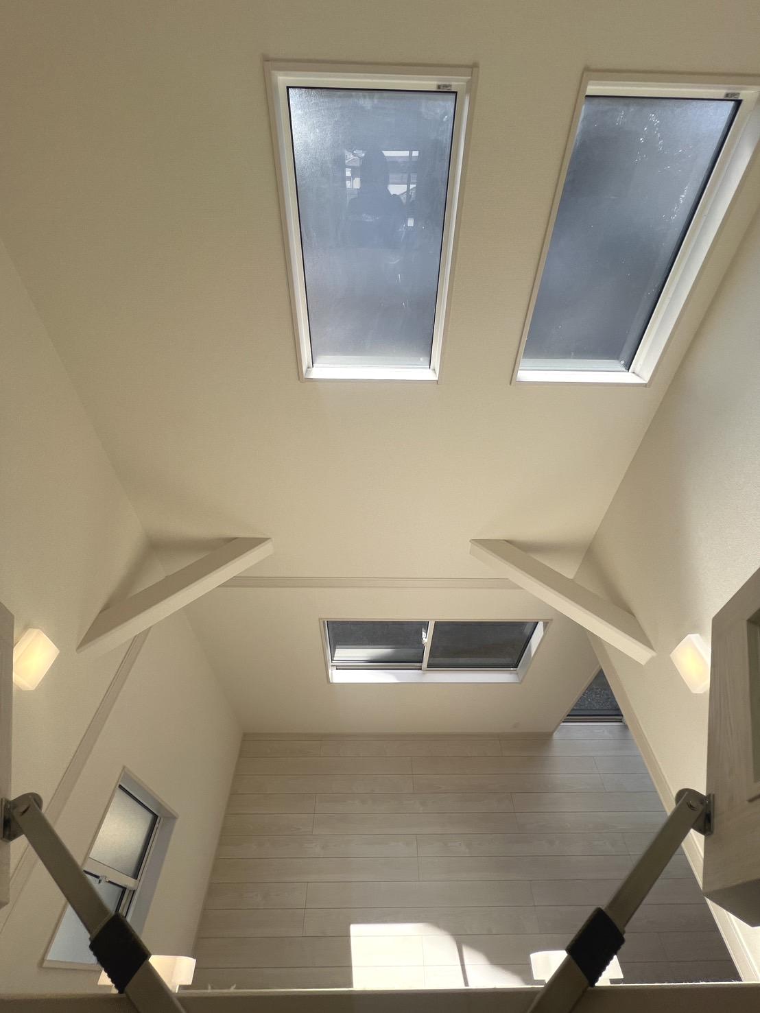 【吹抜け】2階洋室から見下ろした1階のダイニングスペース