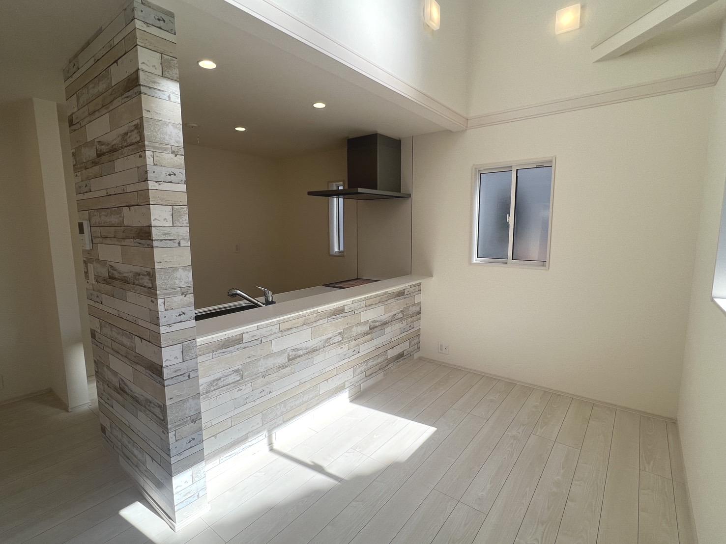 【対面キッチン】視界良好、フルオープンの対面キッチンからはリビング全体が見渡せます!