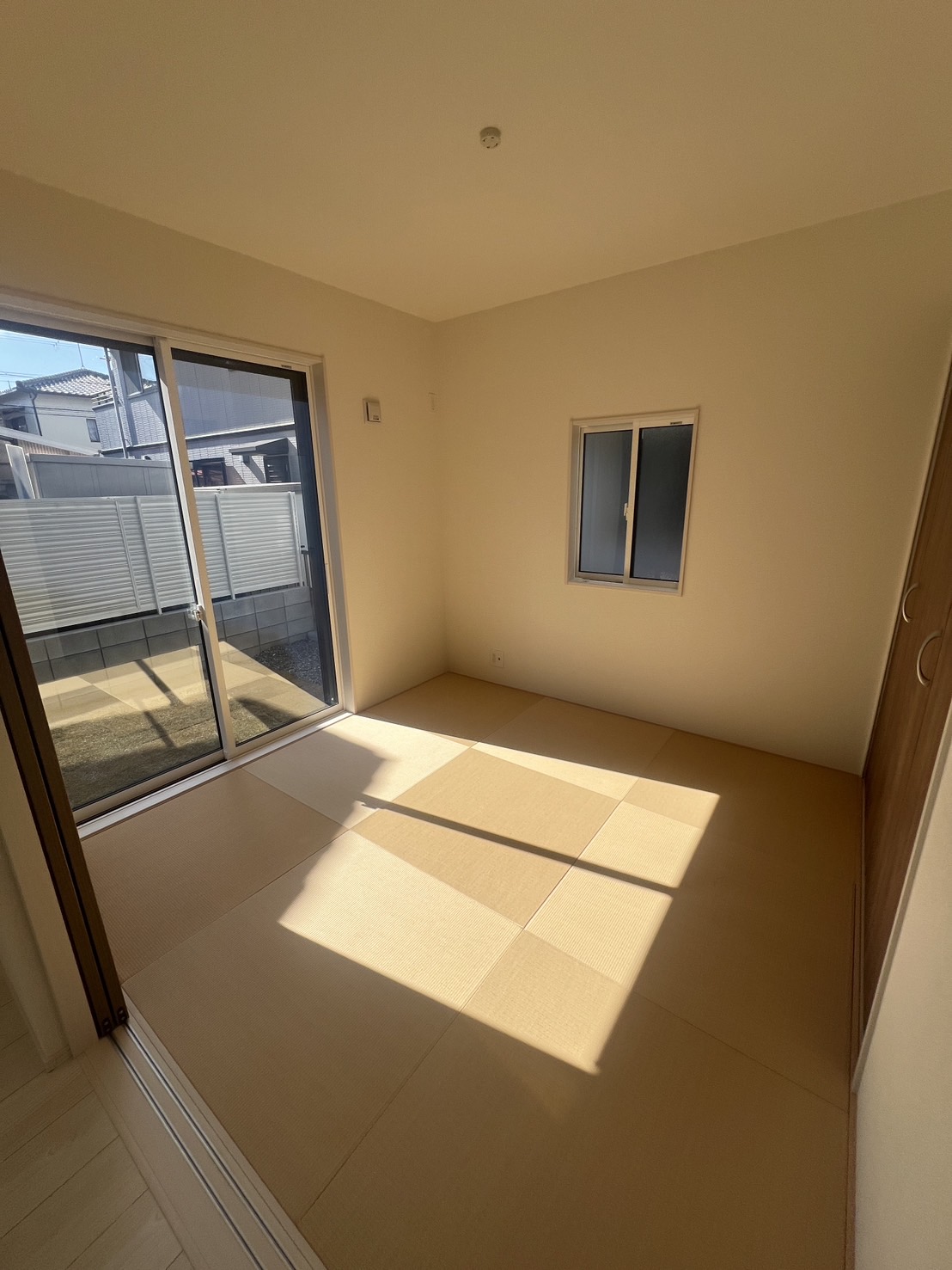 【和室4.5帖】南向き“はきだし窓”からはお庭へ出ることもできます♪