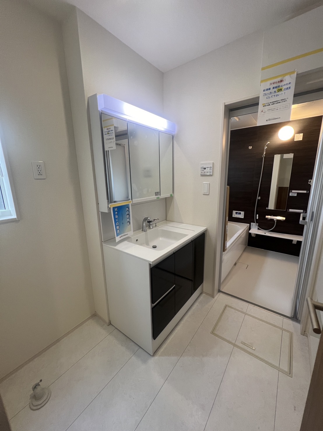 【洗面化粧台】幅90センチのワイドサイズ、横にコップや洗顔料など小物が置けて便利です♪