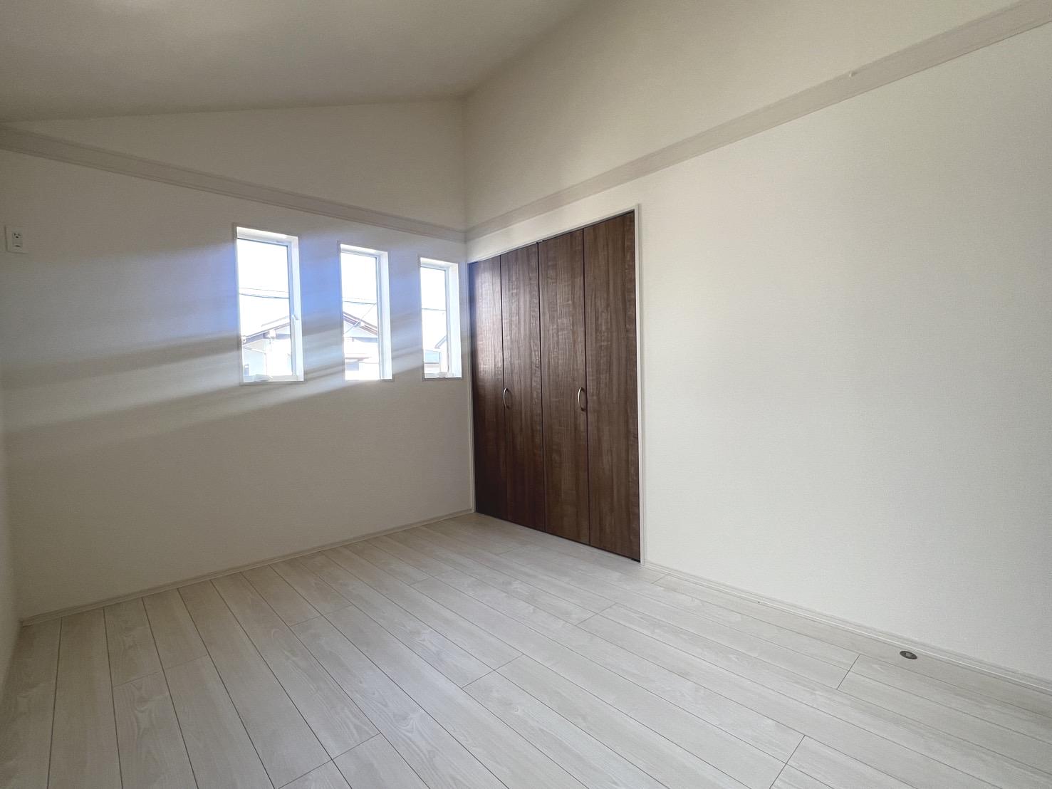 【洋室C 6.0帖】勾配天井はさらに開放感をUPする効果があります!