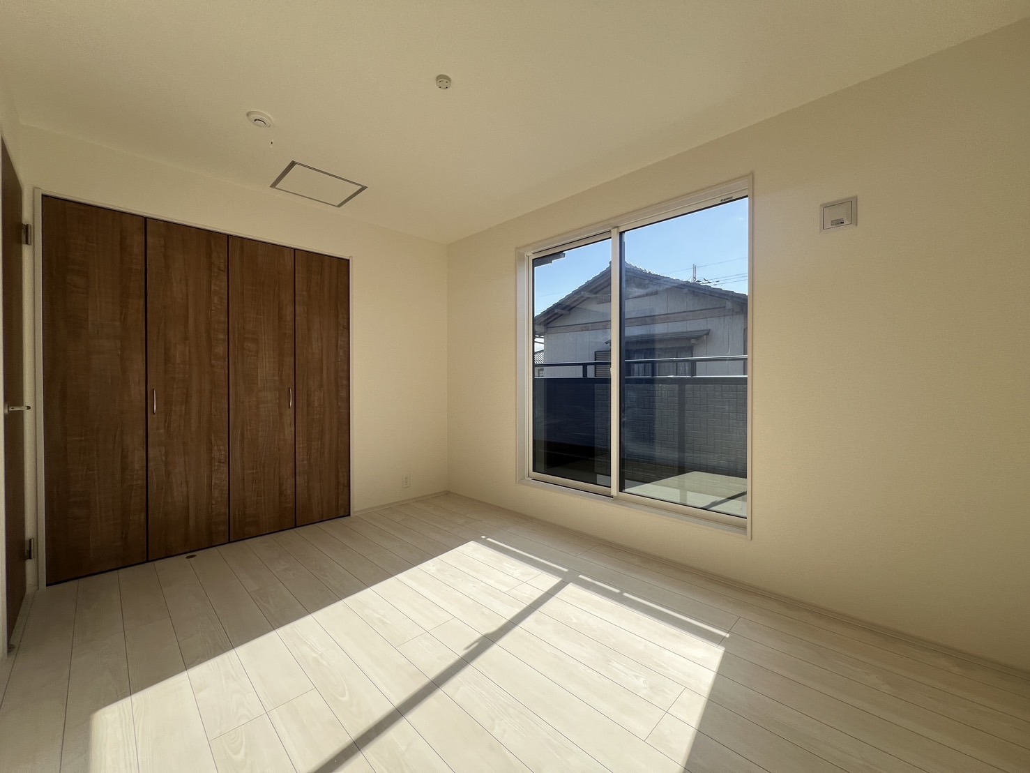 【洋室B 6.0帖】2部屋からバルコニーへ出入りすることができます♪