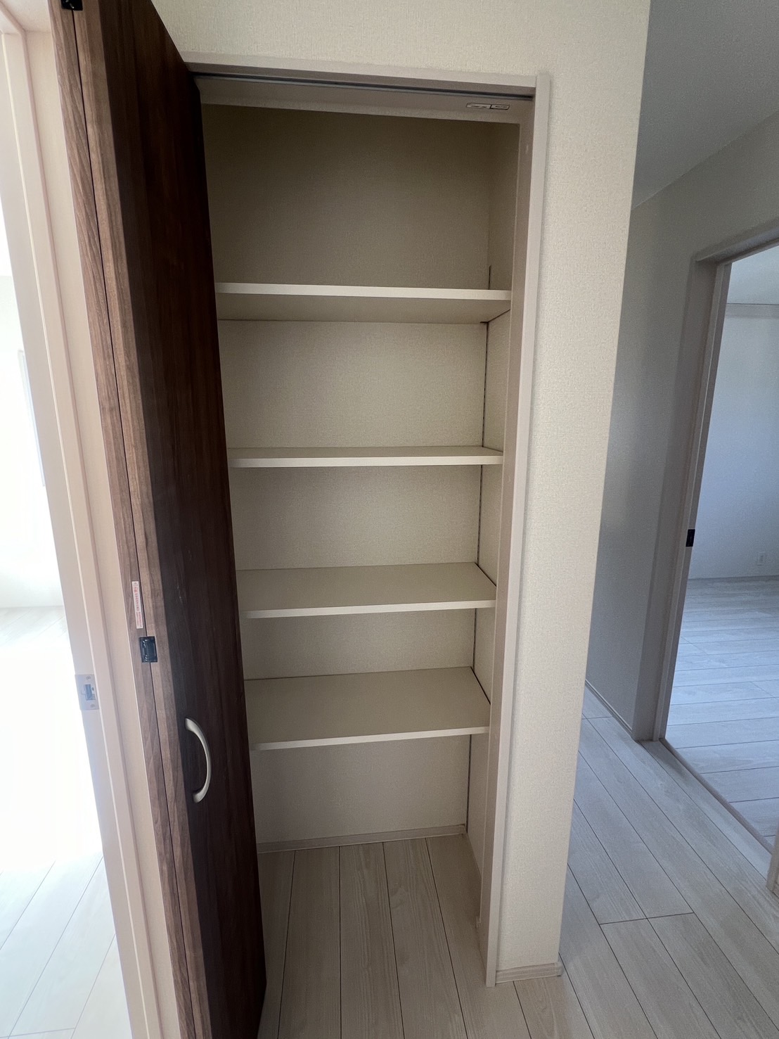 【2階廊下収納】棚位置が変えられる4段可動棚設置、扉付きですっきり収納できます♪