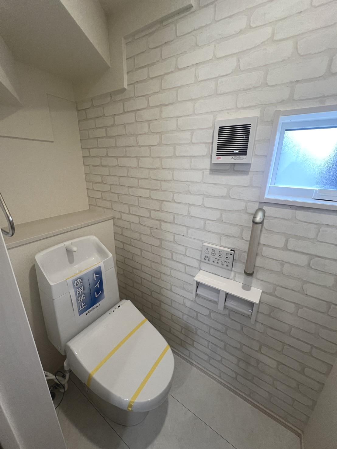 【1階トイレ】アクセントクロスを採用、水ハネしにくい手洗い器、手すり、カウンターなど設備も充実しています☆