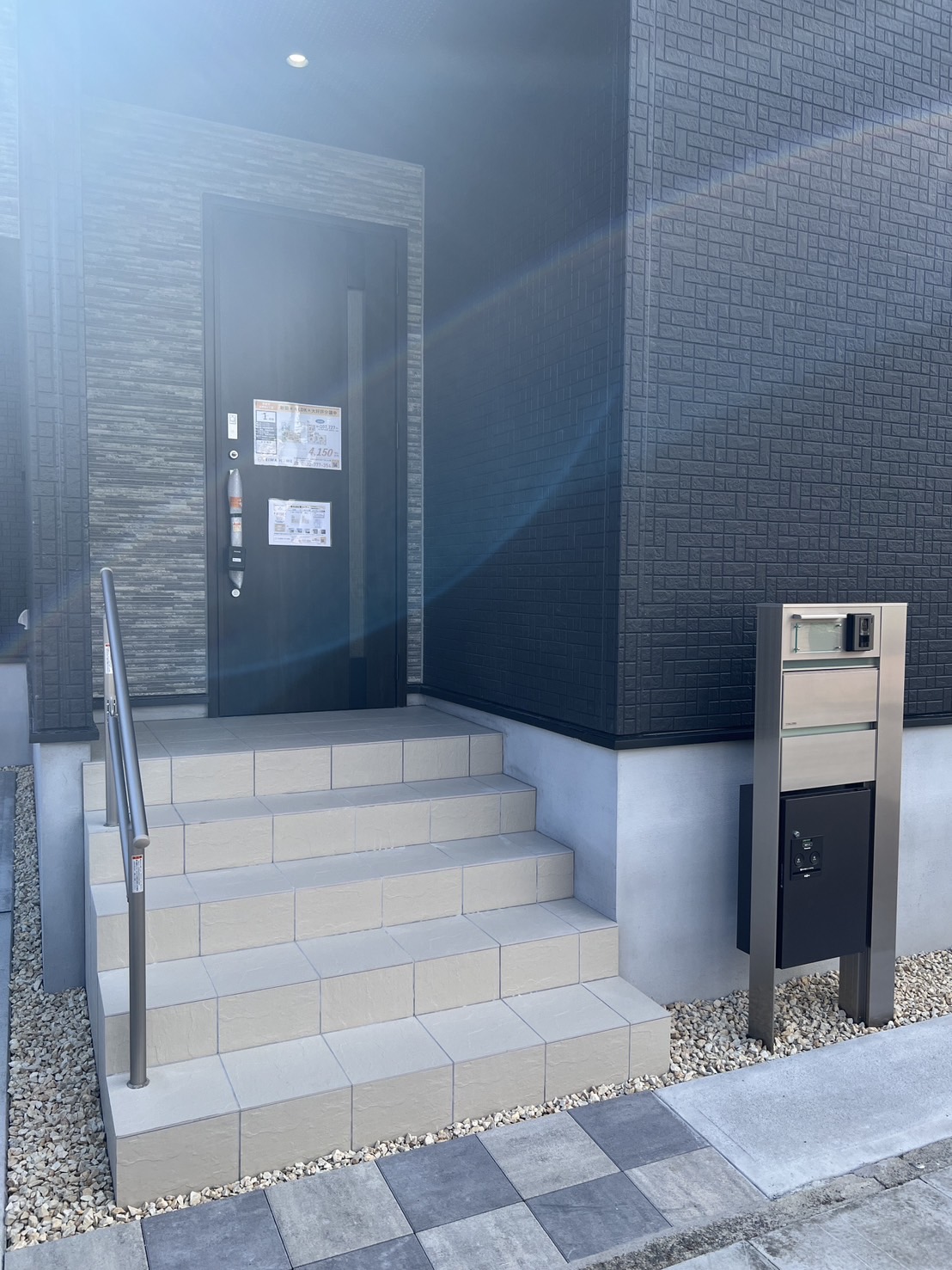 【エントランス】モニターインターホン、宅配ボックス、ポスト一体型のすっきりデザイン☆