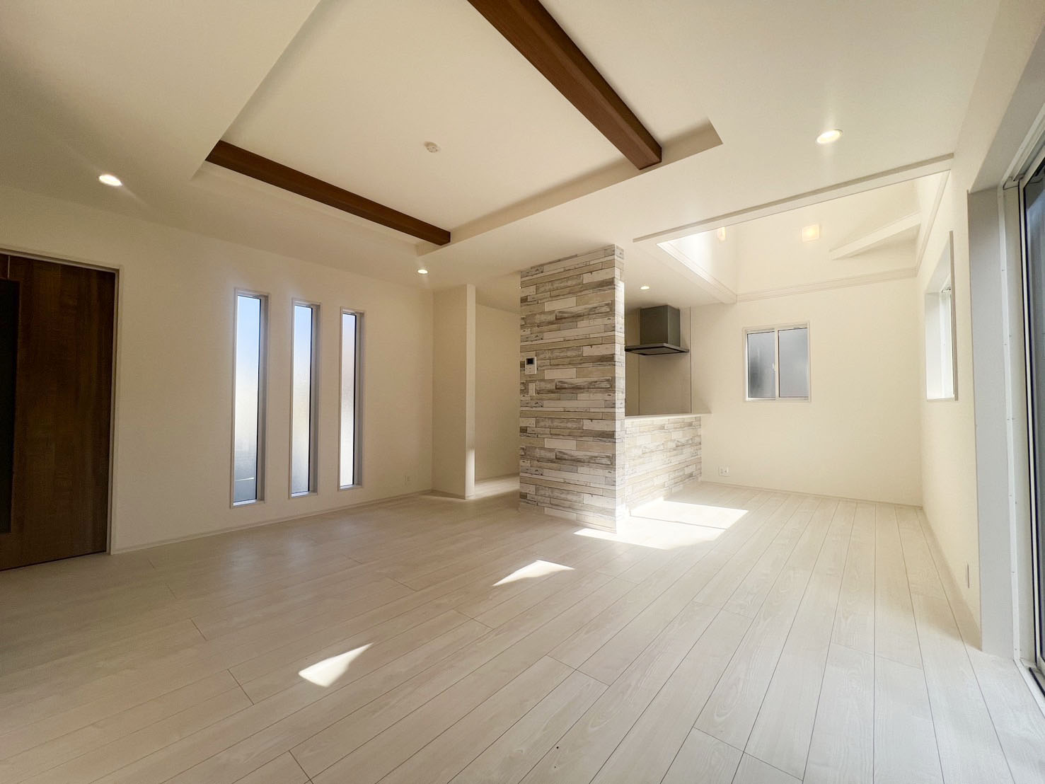 【LDK17.4帖】北側には外の光を取り込むスリット窓があります♪