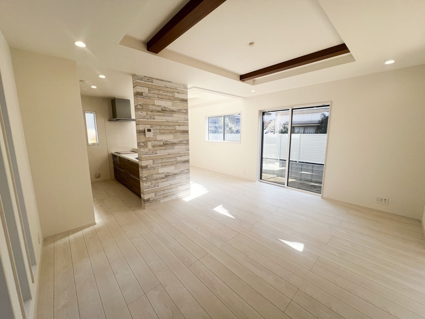 【LDK17.4帖】南向きの明るいリビング、開放感を演出する折上天井☆