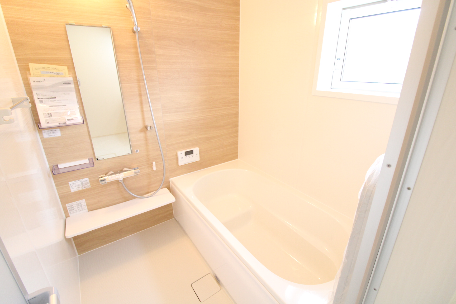 浴室　浴室は、換気、乾燥、暖房、涼風と季節、天候に合わせて設定可能です!
