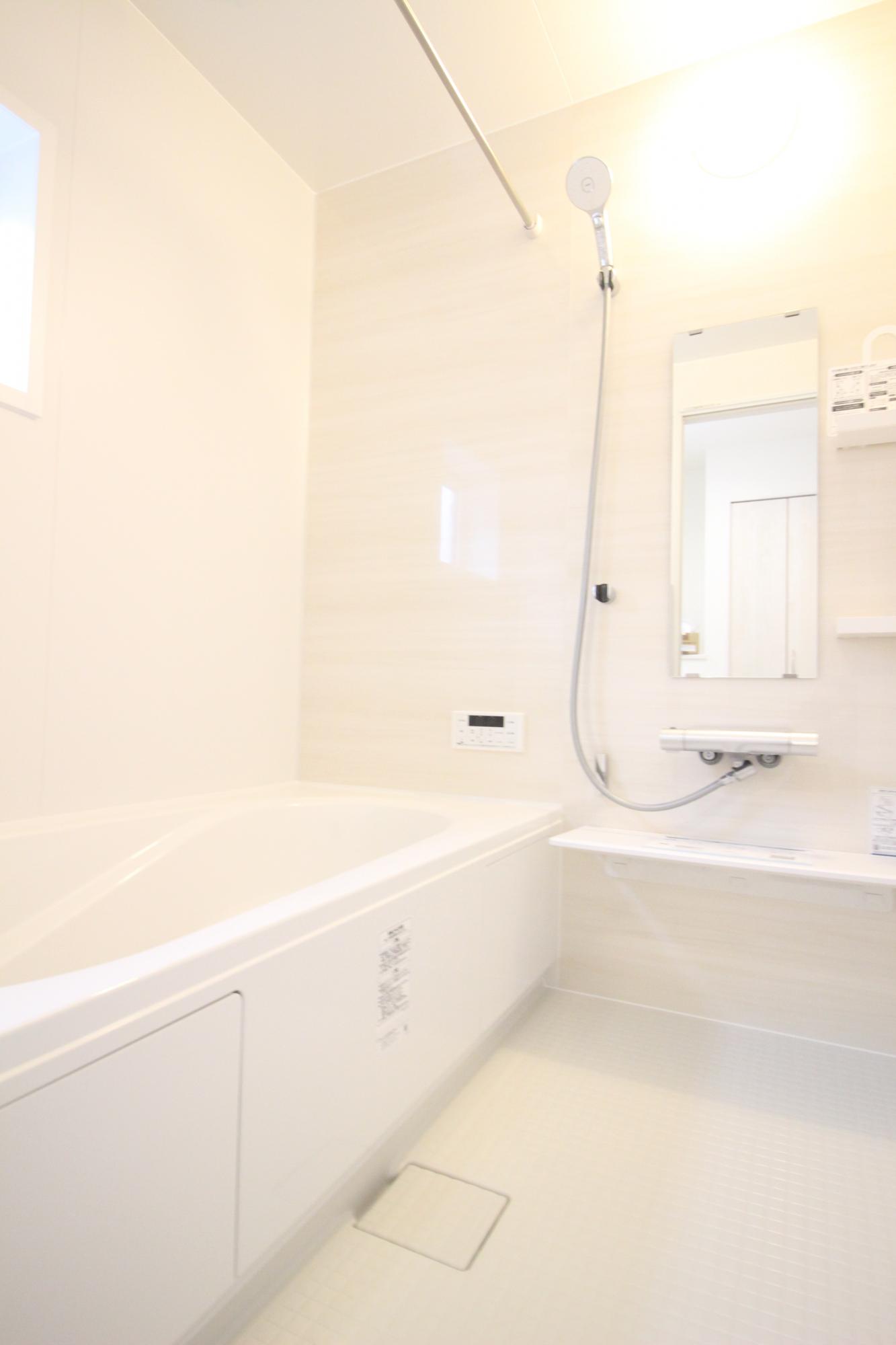 1号棟　浴室　白を基調とした明るい浴室!寒い日のお風呂や雨の日のお洗濯に便利な浴室乾燥機付!
