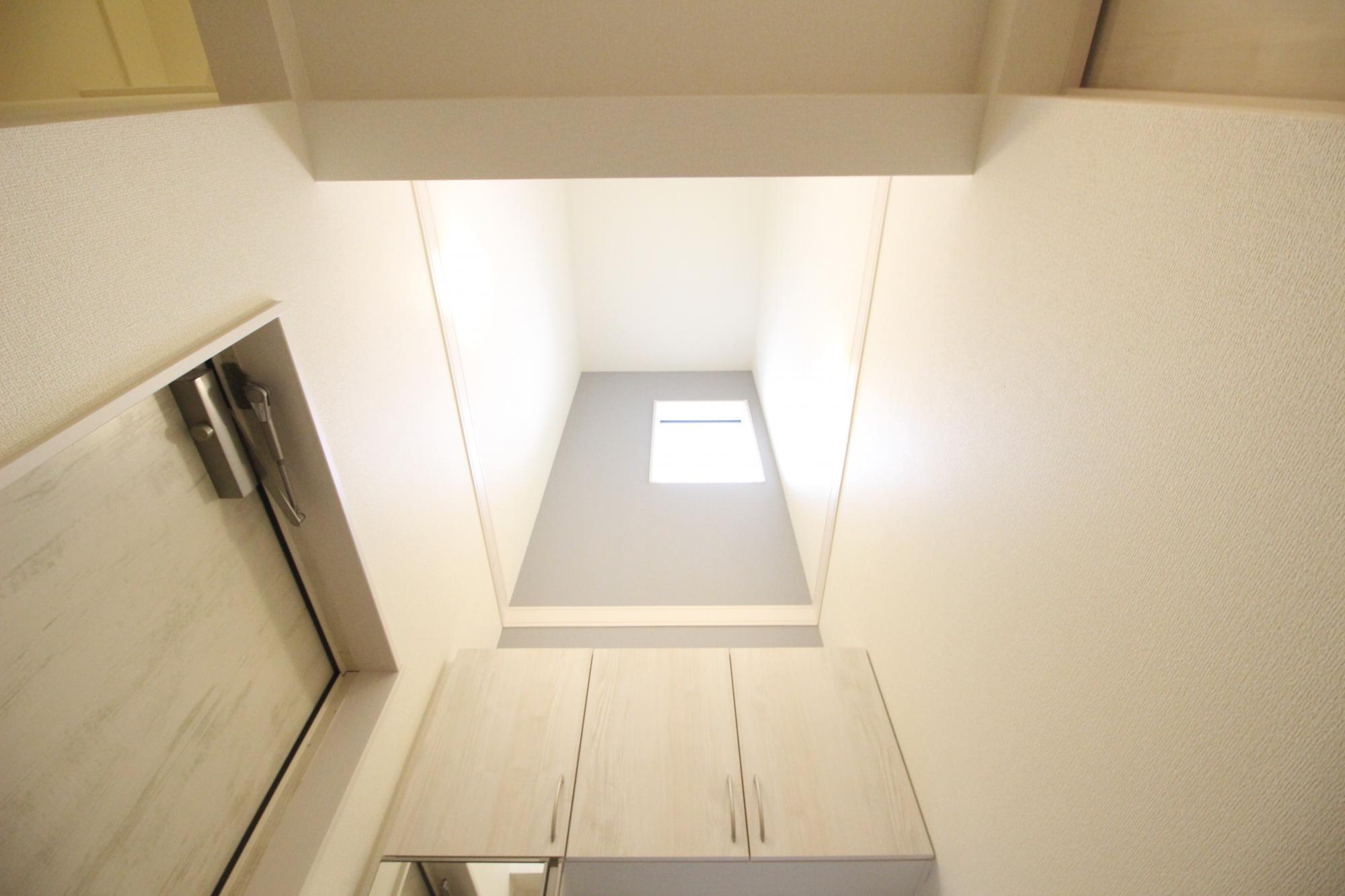 1号棟　吹抜天井　玄関を明るく開放的な空間