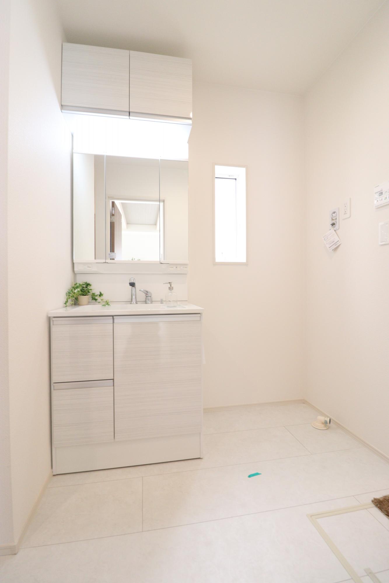 【洗面化粧台】収納力と機能性に優れたシャワー付き洗面化粧台! 鏡の内側にも収納スペースがあるので、細かいものも整理しやすいです。