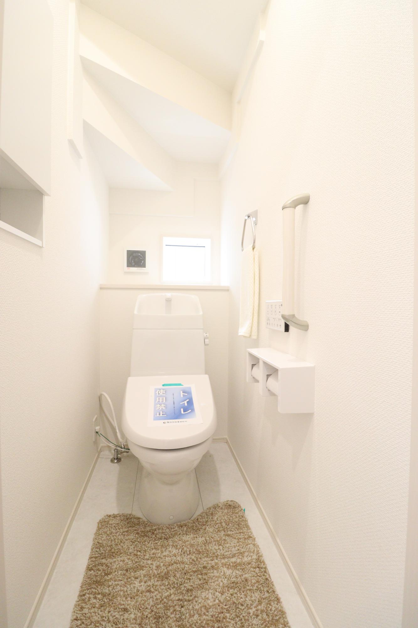 【トイレ】使い勝手に優れたワイヤレスリモコン式の温水洗浄便座!さらに収納棚も設置しているのでトイレ用品もスッキリと収納することができます♪