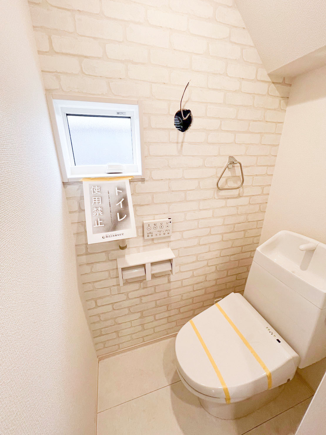 【1階トイレ】殺風景になりがちなトイレにもアクセントクロスを採用。　
