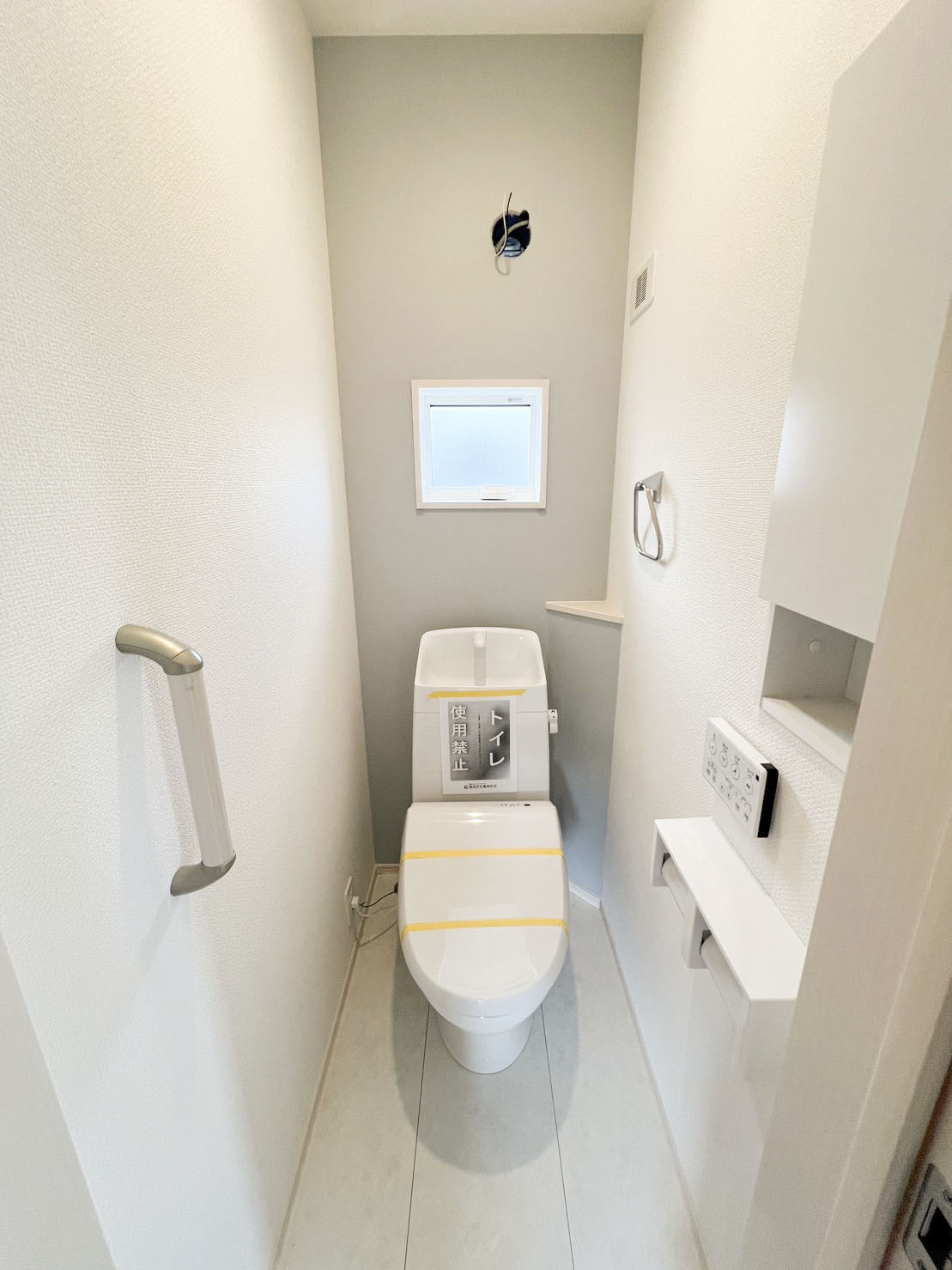 【2階トイレ】壁収納、手すり、ペーパーホルダー2つ、タオルハンガーと設備充実のトイレ　
