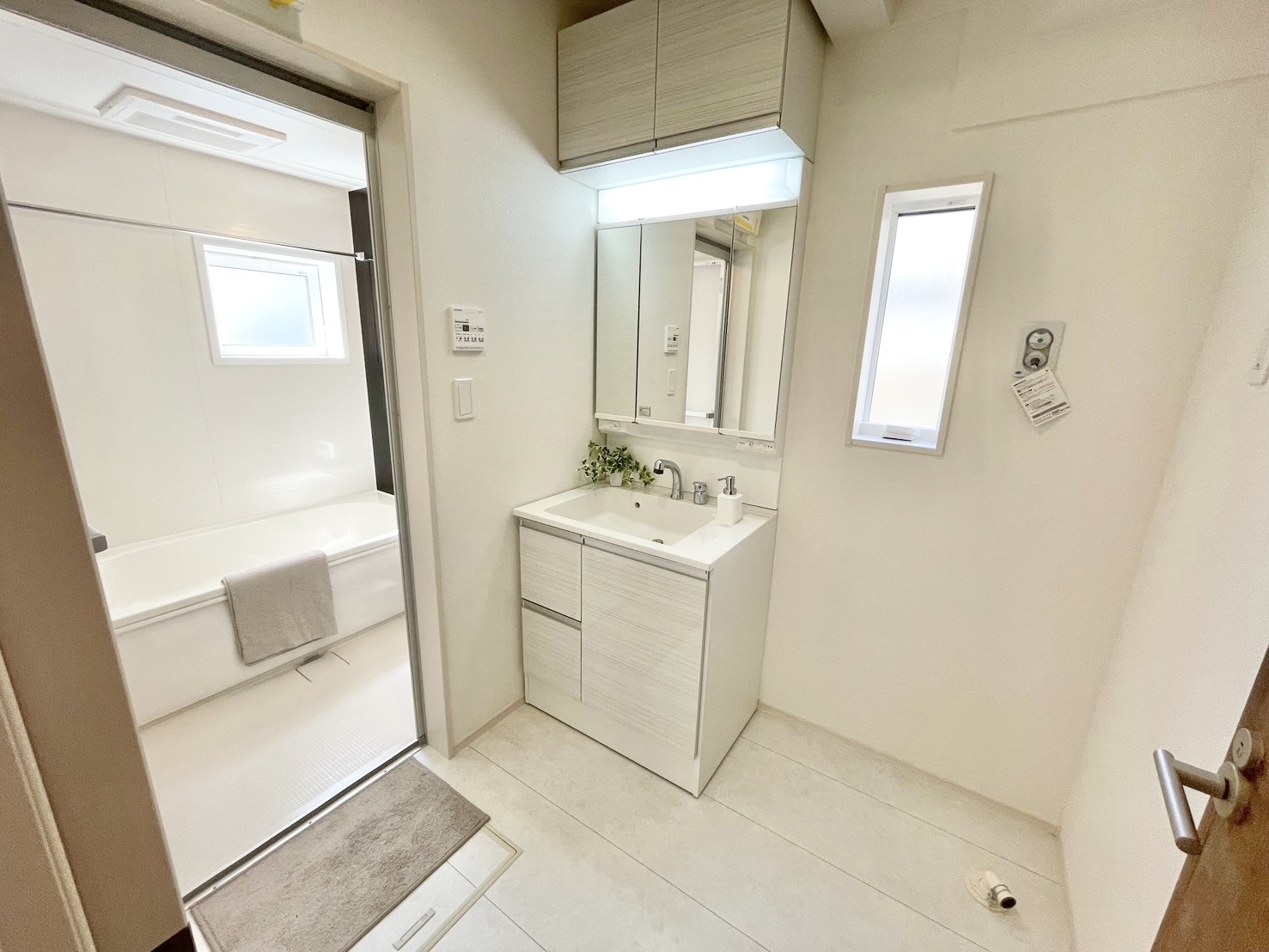 洗面台1号棟　豊富な収納スペースが備わっており、ゆとりの洗面スペースで朝の身支度もスムーズ。