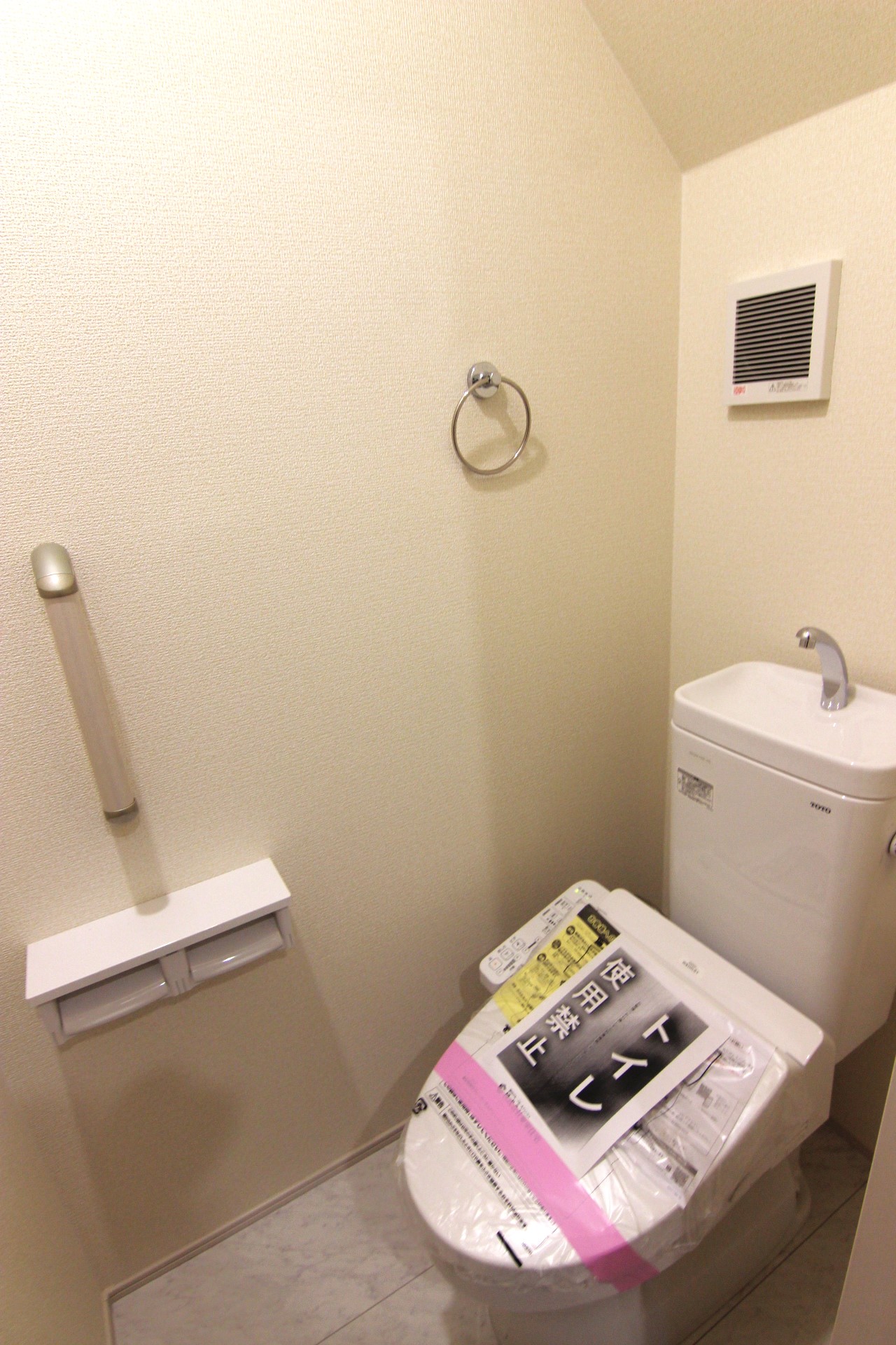 【1号棟:1階トイレ】　多機能ウォシュレット・手摺り・壁面収納付き。※トイレの仕様は全棟・1，2階共通です