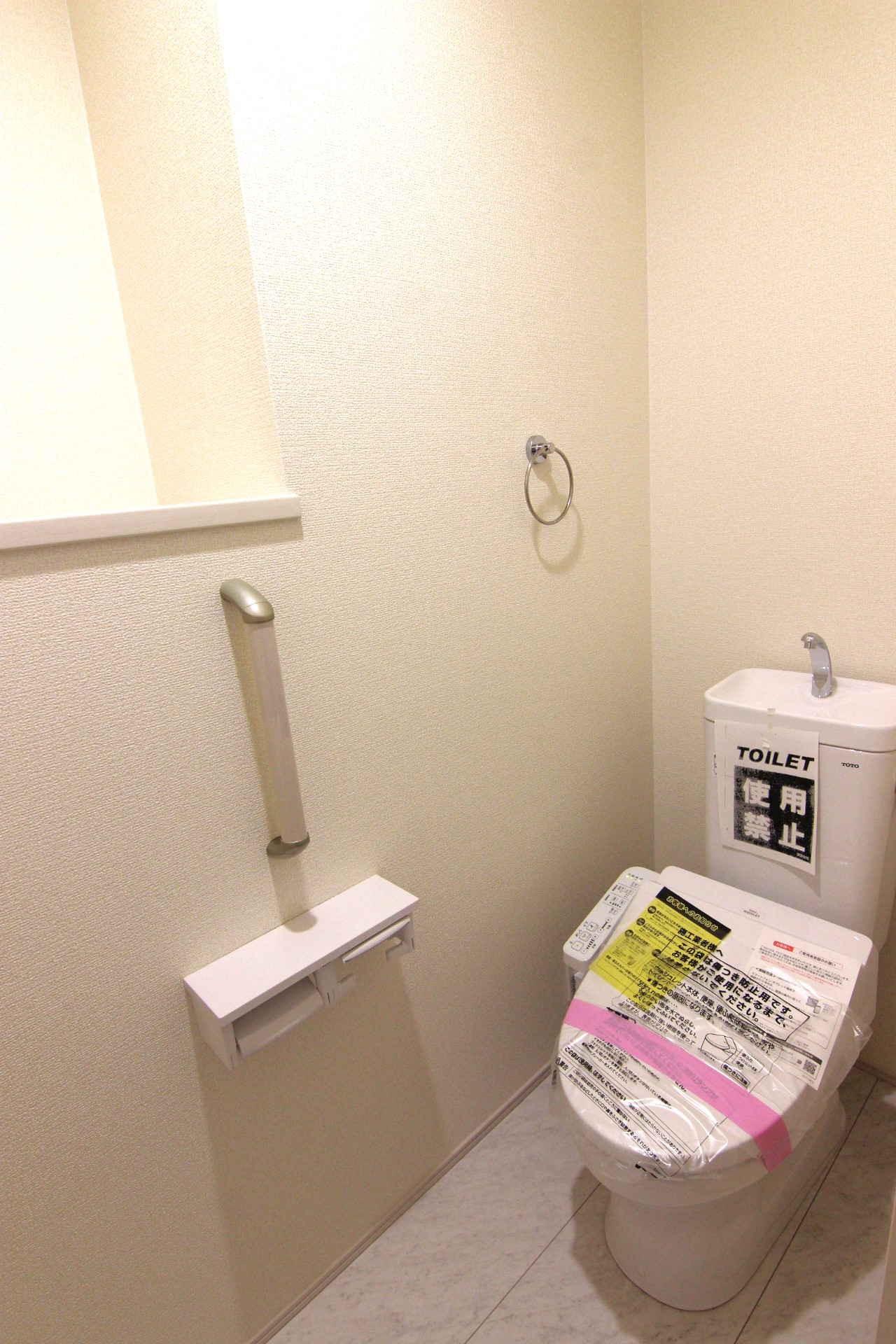 【3号棟:2階トイレ】　向かって左手には、ワイドなニッチになっており、収納に便利です。