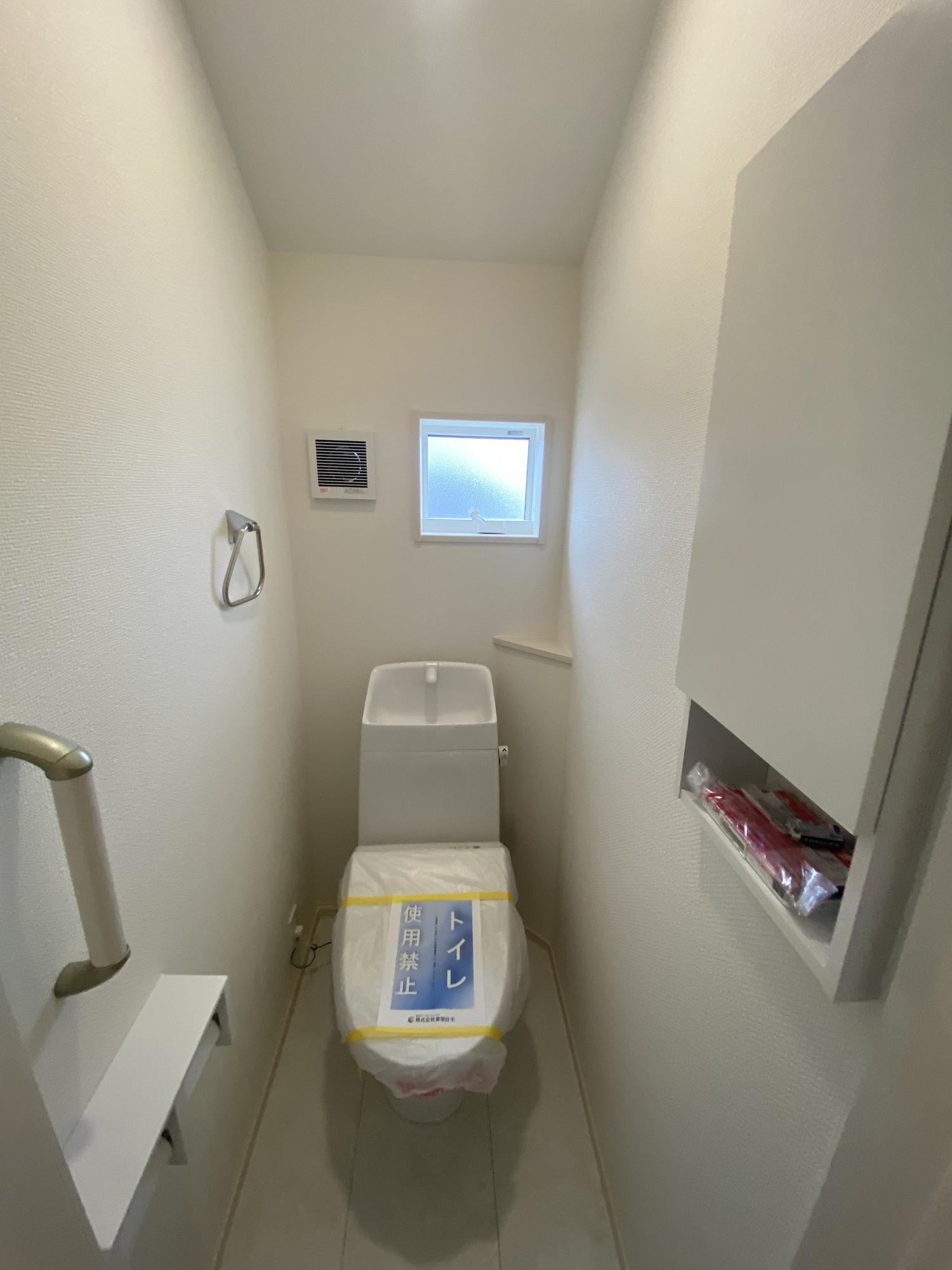 【1号棟1階トイレ】壁面収納、手すりも付いています!
