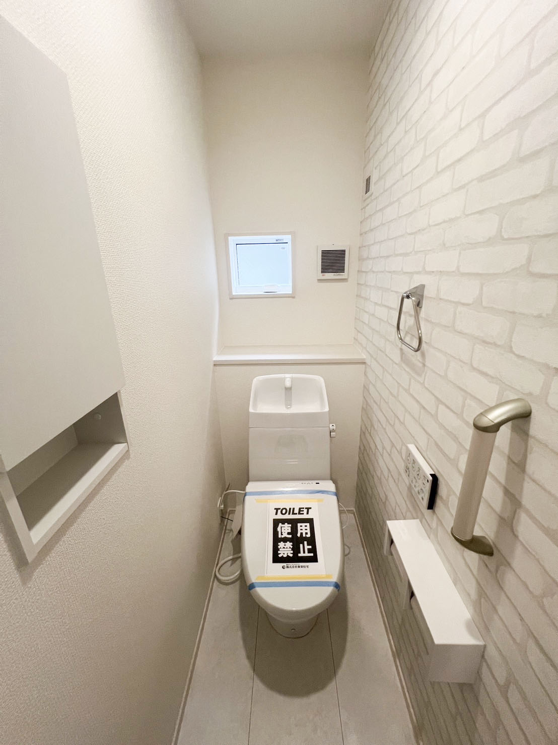 【2階トイレ】タオル掛け・手すり・壁収納など欲しい機能が揃っています!