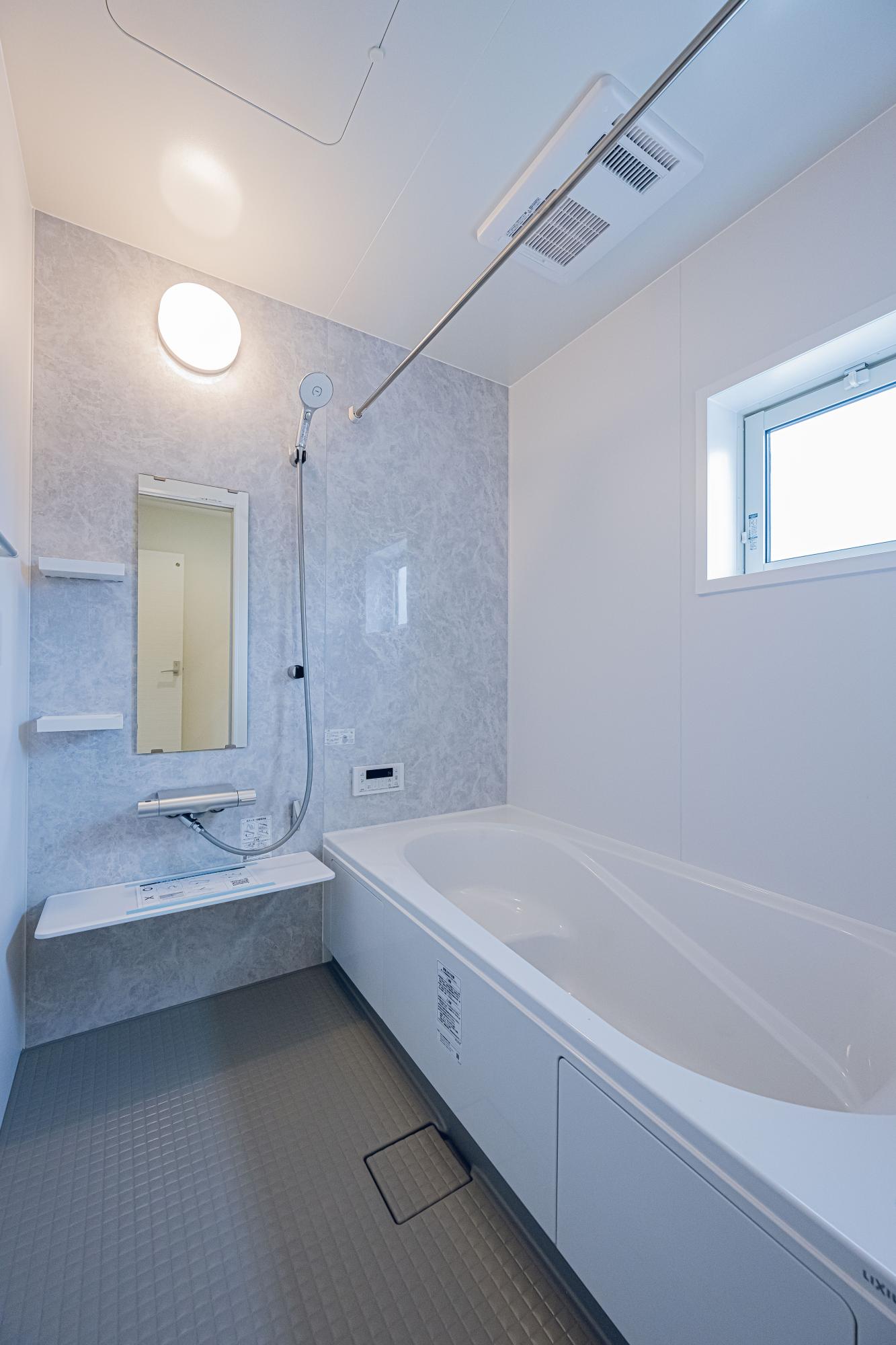 3号棟:浴室　白を基調とした明るい浴室。寒い日のお風呂や雨の日のお洗濯に便利な浴室乾燥機付。
