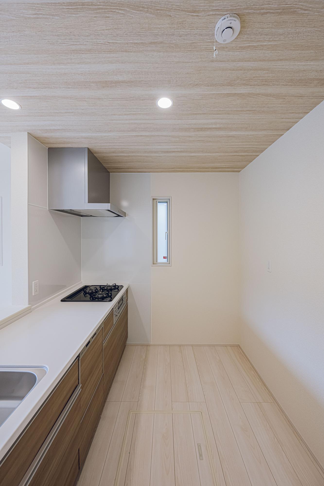 3号棟:キッチン　「ビルトイン食洗器」付システムキッチン。
人造大理石システムキッチン(天板)
外の光と空気が入るキッチンの小窓