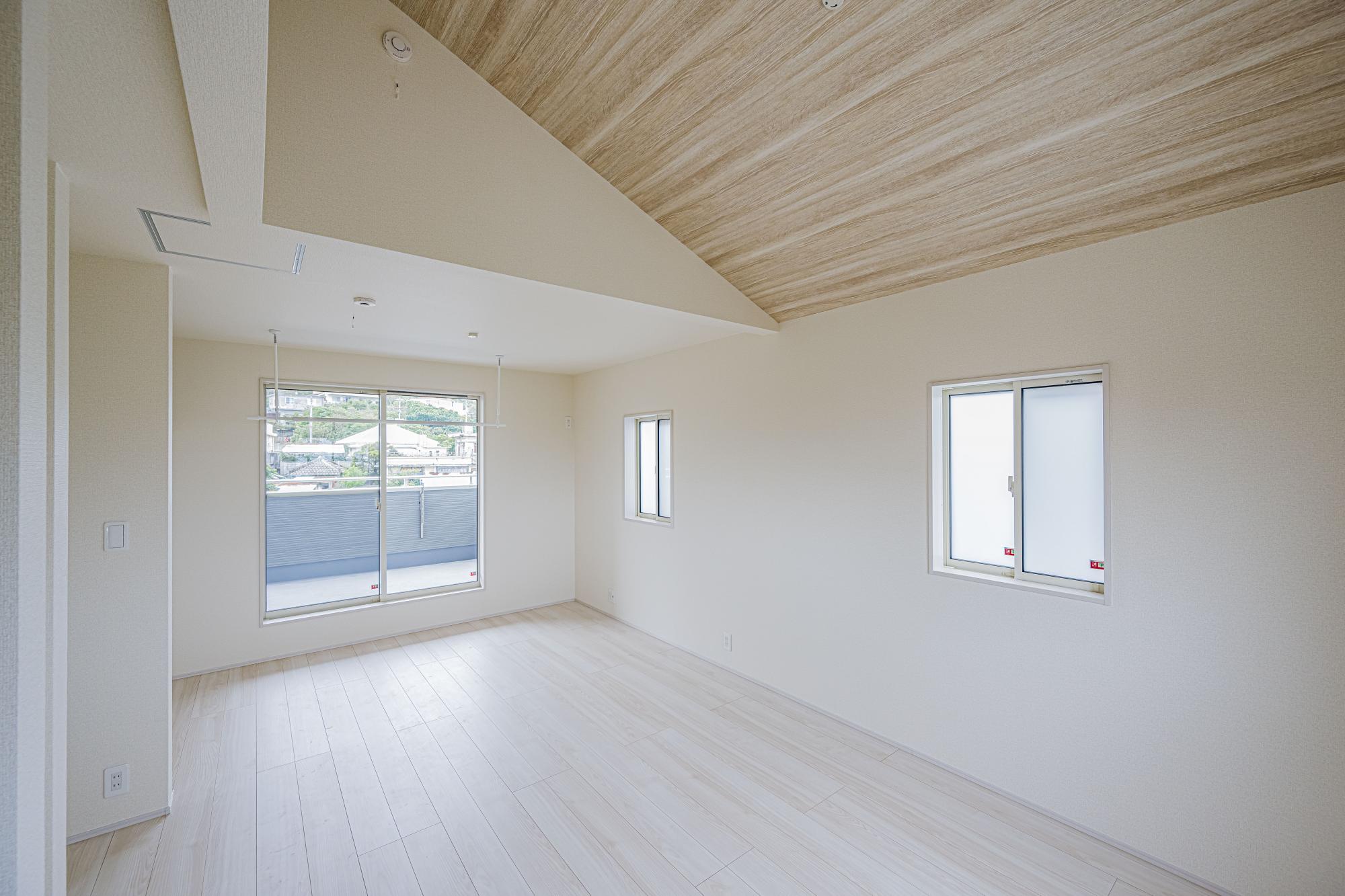 3号棟:フレキシブルルーム10.0帖　勾配天井のお部屋は、想像以上の広さを体感できます。