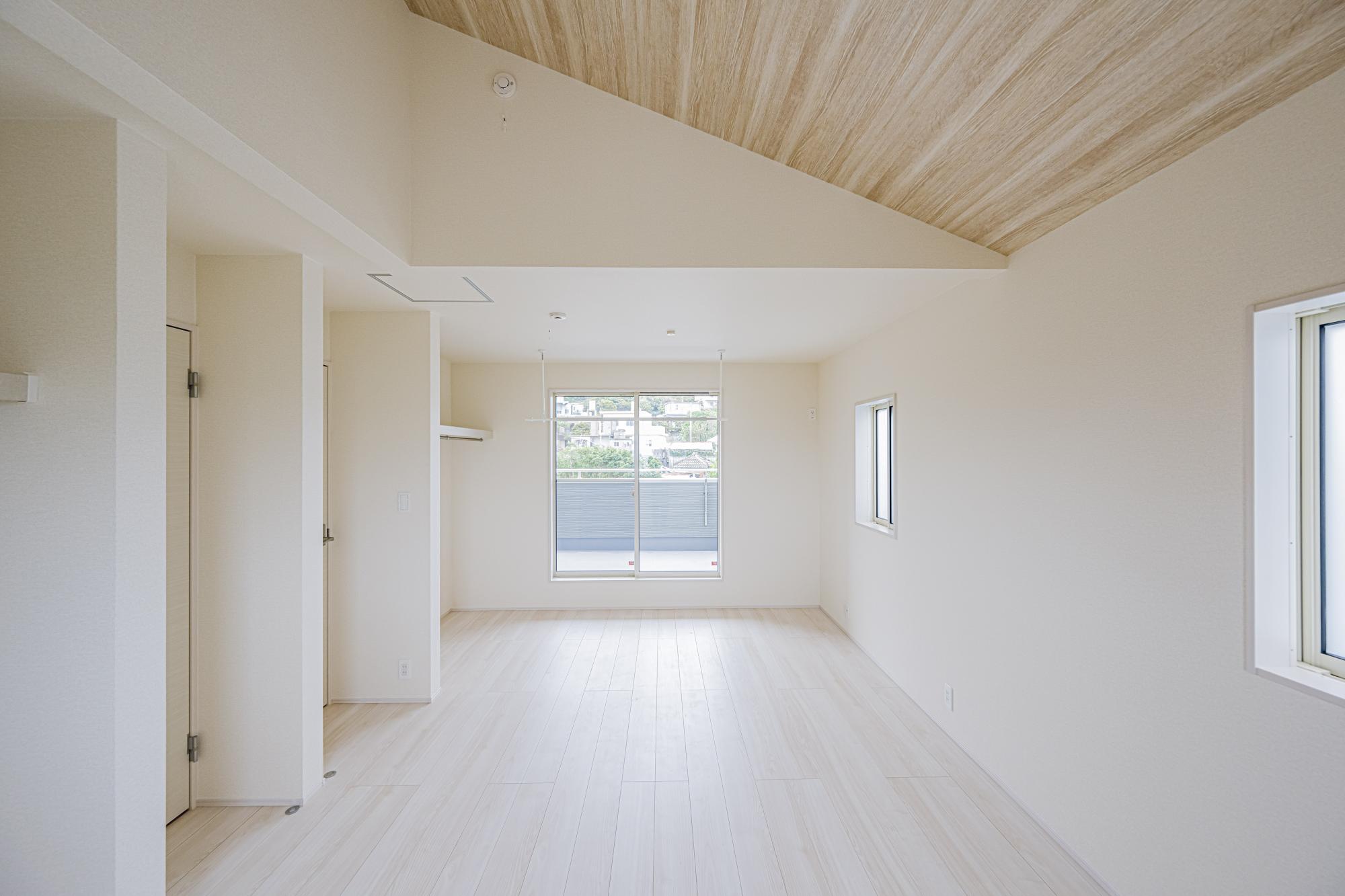 3号棟:フレキシブルルーム10.0帖　勾配天井を用いている部屋は自然と視線が上部に抜けるため、広々とした空間を感じることができます。