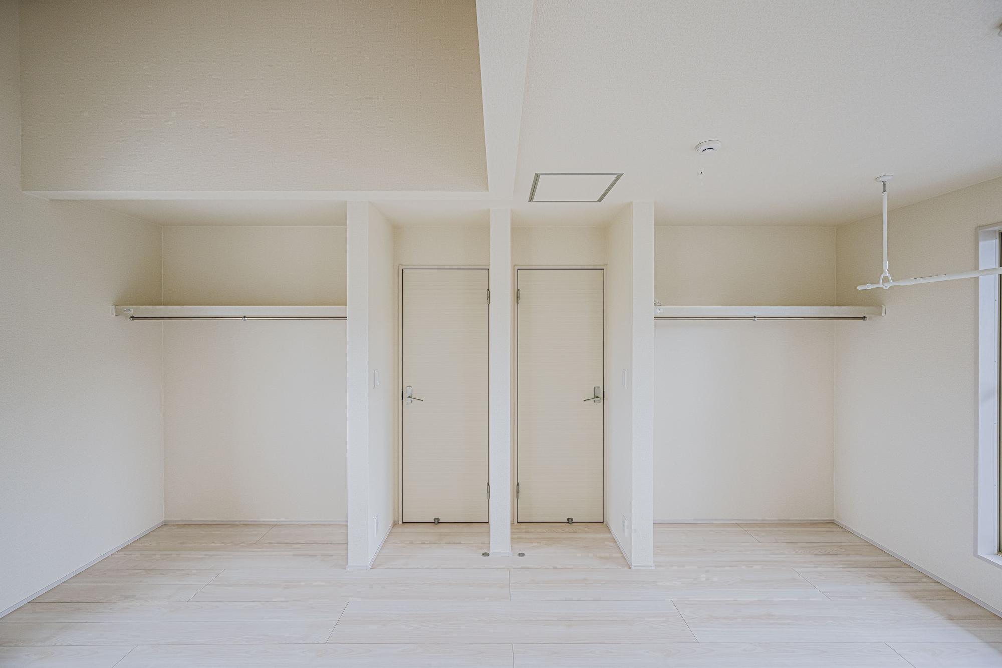 3号棟:フレキシブルルーム10.0帖　部屋を2つに分割したときのために、廊下へ続く扉も2つあります。